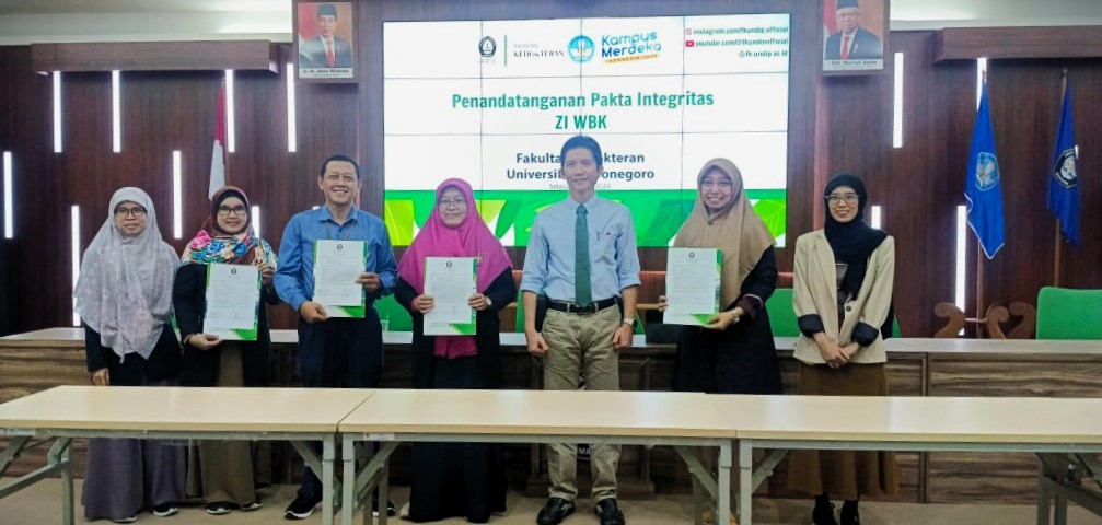 Dekan (tengah), Ketua Departemen Keperawatan dan Gizi, Ketua Prodi S1 Keperawatan, Profesi Ners, Magister Keperawatan dan Ilmu Gizi berfoto bersama setelah penandatanganan pakta integritas.