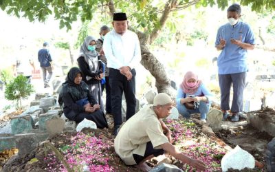 Tim Fakultas Kedokteran Undip Menghadiri Pemakaman Ayahanda Almarhumah Dokter Aulia Risma Lestari